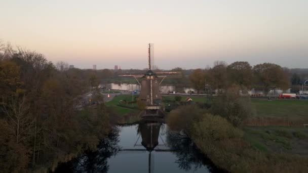 Amsterdam, 7. listopadu 2020, Nizozemsko Riekermolen, větrný mlýn historický letecký dron pohled příroda řeka amstel Amstelpark — Stock video