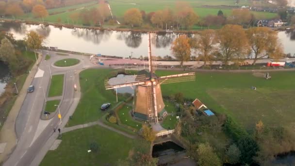 Ámsterdam, 7 de noviembre de 2020, Países Bajos Riekermolen, Molino de viento histórico vista aérea drone naturaleza río amstel Amstelpark — Vídeo de stock