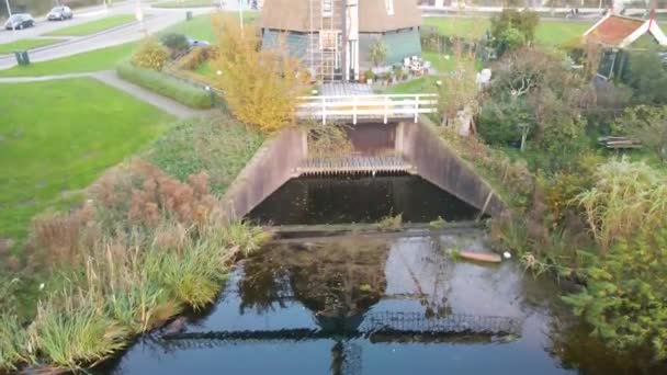 Amsterdam, 7 november 2020, Nederland Riekermolen, Windmolen historisch uitzicht drone natuur rivier amstel Amstelpark — Stockvideo