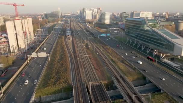 Amsterdam, 7 november 2020, Zuidas Zuid als vlieg over drone shot metro spoor en snelweg — Stockvideo