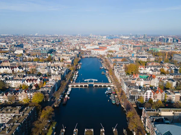 荷兰阿姆斯特丹，2020年11月7日阿姆斯特丹Magere Brug Amsterdam和Amstel河、市政厅和Hermitage秋季空中景观 — 图库照片