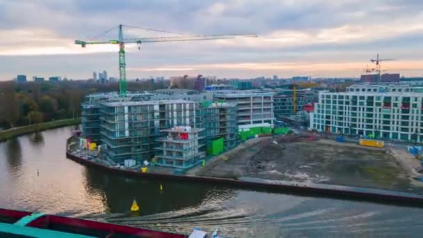 Amsterdam, 9 novembre 2020, Paesi Bassi Iperlasso aereo di un cantiere al Cruquiuswerf Amsterdam Est, Edifici con gru — Video Stock