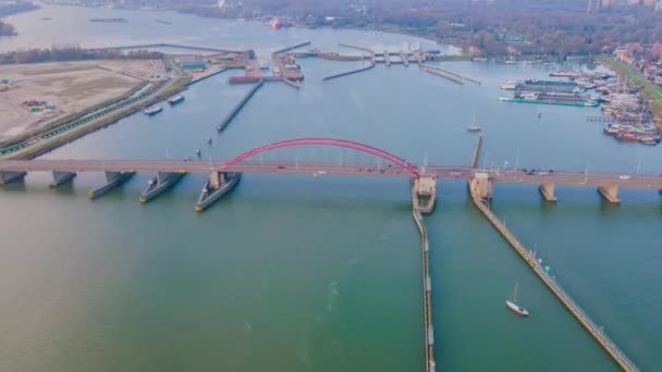 Hyperlapsus aérien timelapse d'un pont et bateaux bateaux naviguant à travers une écluse passant sous un pont ouvert Amsterdam Pays-Bas — Video