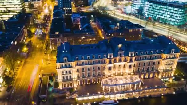 Ámsterdam, 12 de noviembre de 2020, Países Bajos Hotel Amstel junto al río Amstel en el centro de Ámsterdam Hiperlapso nocturno — Vídeo de stock