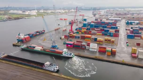 Zaandam, 14 de noviembre de 2020, Países Bajos. hiperlapso de la carga y salida de un buque de una carga de contenedores en un puerto. — Vídeos de Stock