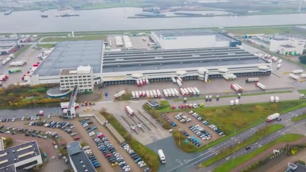 Zaandam, 14 de noviembre de 2020, Países Bajos. Centro de distribución Albert Heijn centro logístico hiperlapso aéreo vista de arriba hacia abajo — Vídeo de stock