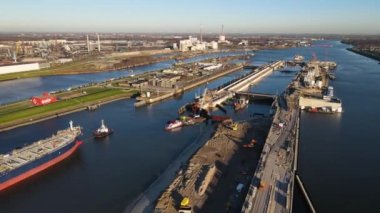 Ijmuiden, 18 Kasım 2020, Ijmuiden Velsen yakınlarındaki en büyük bataklıktan geçen gemi..