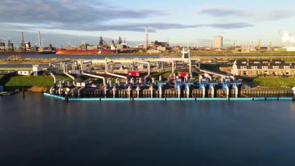 Ijmuiden, 18 novembre 2020, nave che attraversa la più grande chiusa del mondo nei pressi di Ijmuiden Velsen North. — Video Stock