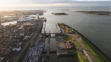 Ijmuiden, 18 Kasım 2020, Kuzey Denizi Kanalı Noordzee Kanalı 'nın havadan görünüşü.