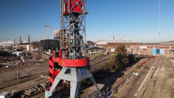 Amsterdam, 18 november 2020, NDSM werf, kraanfestival grond oude historische scheepswerf in het noorden van Amsterdam — Stockvideo