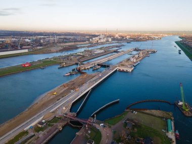 Ijmuiden, Hollanda, 18 Kasım 2020 Ijmuiden Zeesluis bacasının havadan görünüşü Velsen Noord ve Tata çelik fabrikası yakınlarında.