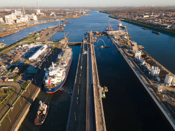 Drohnenaufnahme eines großen Schleusenhafens in Richtung Amsterdam in der Nähe von Ijmuiden und Velsen Noord, einem Schiff, das durch die größte Schleuse der Welt fährt — Stockfoto