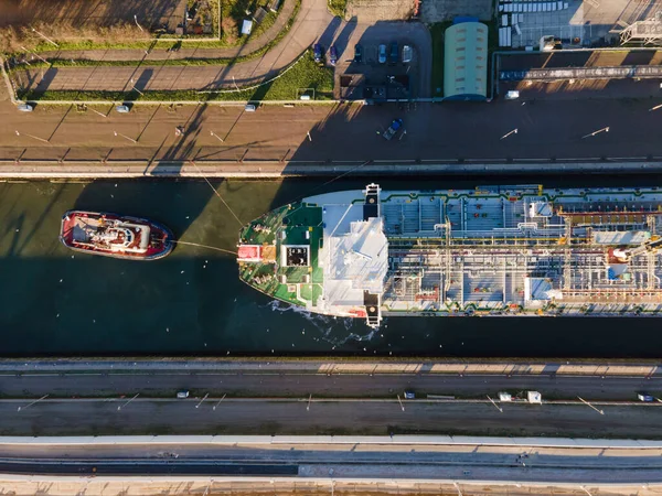Vista aérea de drones de um grande porto marítimo sluice que vai em direção a Amsterdã, perto de Ijmuiden e Velsen Noord um navio que vai torturar a maior sluice do mundo — Fotografia de Stock