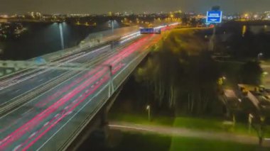 Hollanda 'da bir otoyolun hava aşırı hızında trafiği her gece karanlık tepeden aşağıya uçuyor.