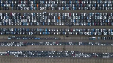 Üstgeçit İHA görüntüsü, park halindeki arabaların tepesi, perspektiften daha yüksek perspektifte nakliye dağıtımı için hazır.