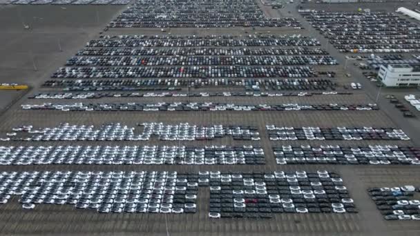 Flyover drönare visa uppifrån ner på parkerade bilar redo för frakt distribution — Stockvideo