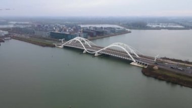 Amsterdam Doğu, 6 Aralık 2020, Enneus Heermabrug 'un Amsterdam, Hollanda' daki Ijburg ve Steigereiland Amsterdam 'a giden hava aracı videosu..