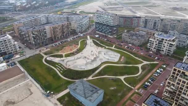 Amsterdam, 6. prosince 2020, Aerial drone view on top of Europe largest skatepark in the Netherlands Zeeburgereiland — Stock video