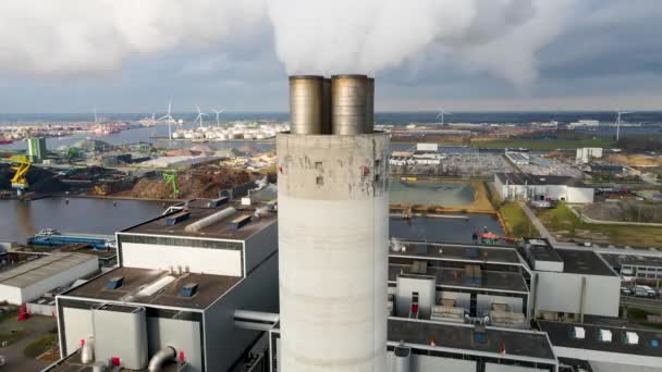 Luchtfoto van een rookschoorsteen van een afvalverwerkingsinstallatie in Amsterdam, Nederland. zware industrie close-up witte rook en smog — Stockvideo