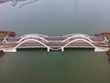 Amsterdam, Hollanda 'daki Enneus Heermabrug' un Ijburg ve Steigereiland Amsterdam 'a giden hava aracı videosu..