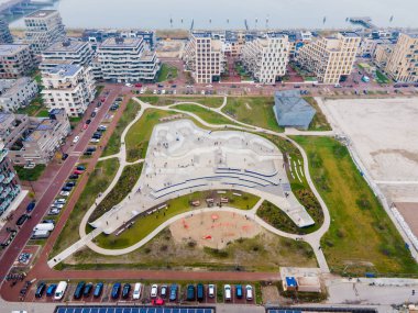 Hollanda 'nın Zeeburgereiland kentindeki en büyük kaykay parkının tepesindeki hava aracı görüntüsü