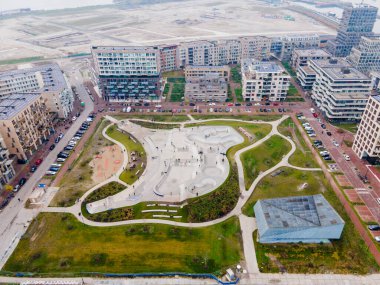 Amsterdam, 6 Aralık 2020, Hollanda Zeeburgereiland 'daki Avrupa' nın en büyük kaykay parkının üzerindeki hava aracı görüntüsü
