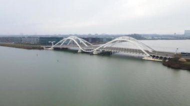 Amsterdam, Hollanda 'daki Enneus Heermabrug' un Ijburg ve Steigereiland Amsterdam 'a giden hava aracı videosu..