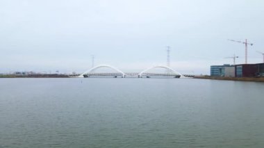 Amsterdam, Hollanda 'daki Enneus Heermabrug' un Ijburg ve Steigereiland Amsterdam 'a giden hava aracı videosu..