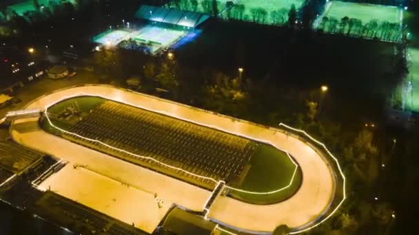 Hiperlapso de una vista aérea en una pista de patinaje sobre hielo oval Jaap Eden en Amsterdam Este Holanda Holanda por la noche — Vídeos de Stock