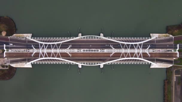 Luchtdrone video van de Enneus Heermabrug in Amsterdam, Nederland naar Ijburg en Steigereiland Amsterdam Oost. — Stockvideo