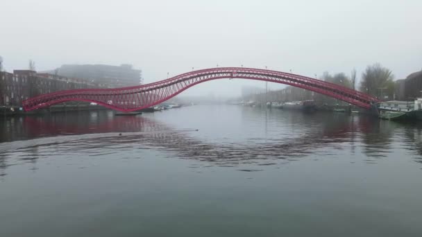 Ámsterdam Este, 12 de diciembre de 2020, Países Bajos. Phytonbrug phytonbridge en Amsterdam Oost o East Borneoeiland en un día de niebla vista aérea de drones — Vídeo de stock