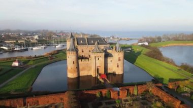 Muiden 'daki Muiderslot' un, Neteherlands 'ın, Kuzey Holland' ın, Amsterdam Kalesi 'nin hava hızında düşüşü.