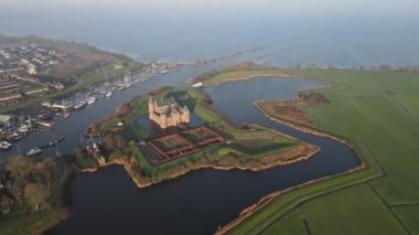Muiden 'daki Muiderslot' un, Neteherlands 'ın, Kuzey Holland' ın, Amsterdam Kalesi 'nin hava hızında düşüşü.