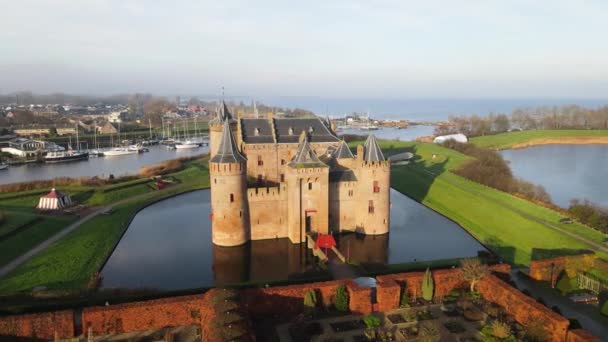Hiperlapso aéreo do Muiderslot em Muiden, Neteherlands, norte da Holanda, castelo de Amesterdão — Vídeo de Stock