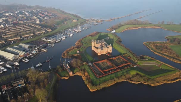 Hiperlapso aéreo do Muiderslot em Muiden, Neteherlands, norte da Holanda, castelo de Amesterdão — Vídeo de Stock