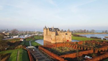 Muiden 'daki Muiderslot' un, Neteherlands 'ın, Kuzey Holland' ın, Amsterdam Kalesi 'nin hava hızında düşüşü.