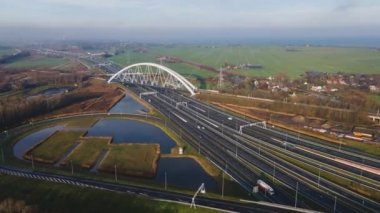 Muiderberg 'deki A1 karayolu üzerindeki Zandhazenbrug kemer köprüsü, Hollanda Havayolları' nın hiperhızlandırılmış zaman tüneli boyunca uçuyor.