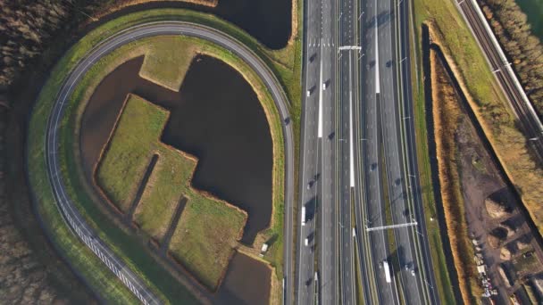 Hollanda, Hollanda 'da A1 ve A6 karayollarında trafiğin geçtiği birden fazla şeritten geçen bir otoyolun üst görüntüsü. — Stok video