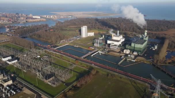 Diemen, 16. prosince 2020, elektrárna Vattenfall Nuon Centrale Diemen poblíž Amsterdamu, Nizozemsko v Holandsku — Stock video