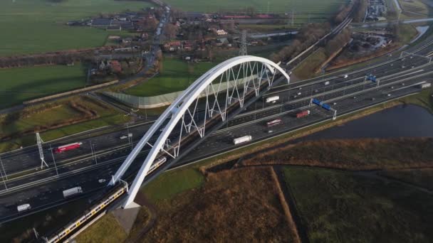 Muiderberg, 16 décembre 2020, Zandhazenbrug arch bridge over the A1 highway in Muiderberg in Holland europe longest arch bridge in the Netherlands. — Video