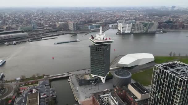 Άμστερνταμ, 19 Δεκεμβρίου 2020, Ολλανδία Buikslotermeer Άμστερνταμ παρατηρητήριο πύργο παλιό κτίριο SHell μετατραπεί σε Άμστερνταμ Lookout δίπλα στο μουσείο Eye filmuseum. — Αρχείο Βίντεο