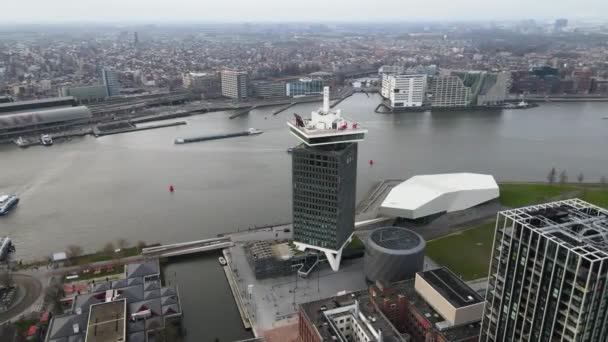 Amsterdam, 19 december 2020, Nederland Buikslotermeer Amsterdam uitkijktoren oud SHell gebouw omgetoverd tot Amsterdam Uitkijkpost naast Eye filmmuseum. — Stockvideo