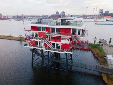 Amsterdam Houthaven, Kuzey-Hollanda, Hollanda - 12-19-2020 Rem Eiland Amsterdam Restaurant Kuzey Denizi 'nden gelen eski yayın istasyonu, Lj Nehri üzerinde bir kafeye dönüştü.
