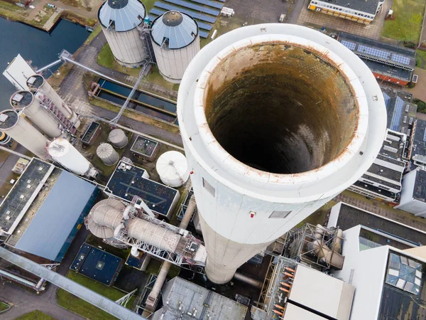 石炭中央空中ドローンは、アムステルダムの煙突パイプエネルギー回収工場ヘムウェグを撃ちましたオランダの産業施設 — ストック写真