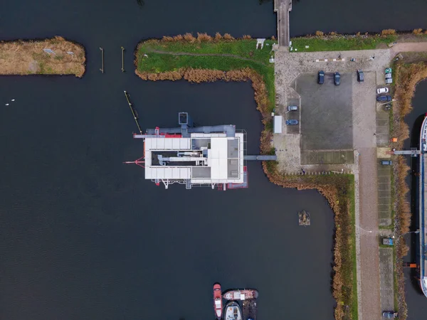 Amsterdam Houthaven, Kuzey-Hollanda, Hollanda - 12-19-2020 Rem Eiland Amsterdam Restaurant Kuzey Denizi 'nden gelen eski yayın istasyonu, Lj Nehri üzerinde bir kafeye dönüştü. — Stok fotoğraf