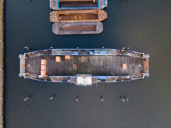 Amsterdam Houthaven, Kuzey-Hollanda, Hollanda - 12-19-2020 Feribot toplu taşımacılık bileşiği GVB 'den Amsterdam şehir merkezindeki Lj nehri. — Stok fotoğraf