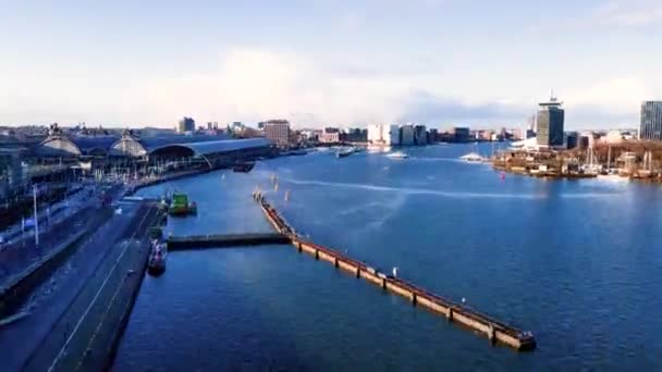 Amsterdam Central Aerial view timelapse hyperlapse, a városközpont Amszterdam és az Ij folyó, a holland kompok és a tömegközlekedés repül át drón lövés. — Stock videók