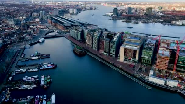 Amsterdam Centraal Luchtfoto timelapse hyperlapse, het centrum van Amsterdam en de Ij rivier, Nederland veerboten en openbaar vervoer vliegen over drone shot. — Stockvideo