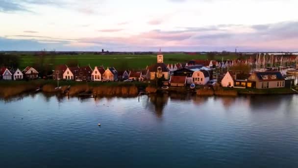 Durgerdam kis történelmi falu Amszterdam közelében észak-holland dyke az Ijselmeer hiperlapzus drón lövés — Stock videók