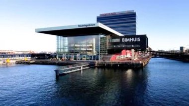 Amsterdam, Kuzey Hollanda, Hollanda - 12-25-2020 Muziekgebouw Bimhuis Amsterdam 'ın hava aracı görüntüsü ve Movenpick oteli